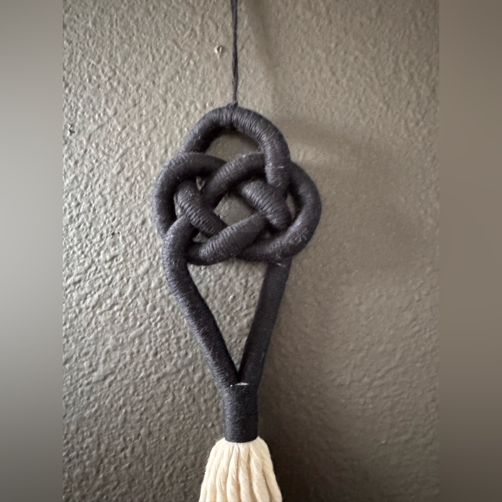 New Celtic Knot with fringe - Picture 3 of 3